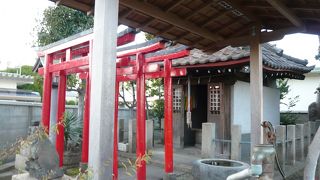 駅前の小さな神社