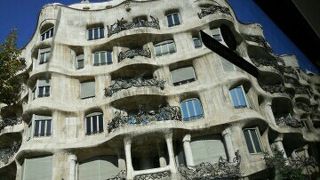 不思議な雰囲気の集合住宅