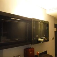 スライドするとTVが出てきます