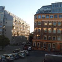 ホテルの窓から。朝７時57分に撮影。夜が明け始めたたところ。