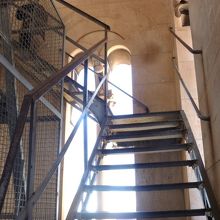 上はこのような鉄製階段が・・