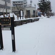 雪に埋もれた線路跡を歩きました。