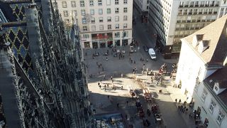 モザイク屋根が個性的な寺院