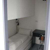 あまりにも部屋が狭いので廊下から撮影しました(笑)