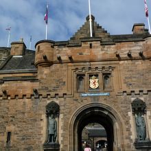 上部に紋章エンブレムが飾られた城門