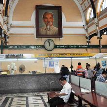 奥に故ホーチミン大統領の肖像画が掲げられている