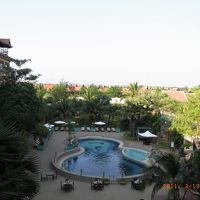 ベランダより中庭を望む