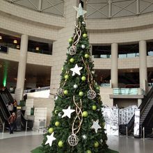 年の瀬にも拘らず、クリスマスツリーがありました。