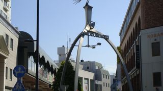 鳥を象ったモニュメント