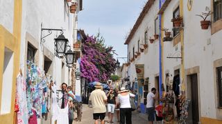 お土産屋が並ぶ