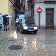 ガイドさんの説明で確か通行できる車は住民のみとか・・・。