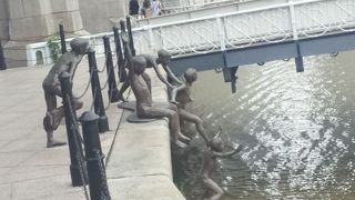 飛び降りたら危ないよ！