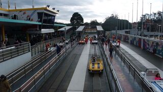 レースカーが運転できます。