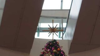 エアポートエクスプレス香港駅の上にそびえるファイナンス＆ショッピングモール