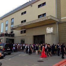 祝祭劇場の前の様子です。みんなとってもおしゃれです。