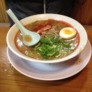 鶏ガラ、豚骨を使った、煮込んだスープに背脂たっぷりのラーメンがおすすめです。