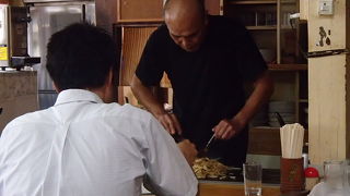 橋野食堂では、ホルモンうどんを店主が大きな鉄板を使って、豪快に焼いてくれます。なので、出来立てを食べる事ができます。