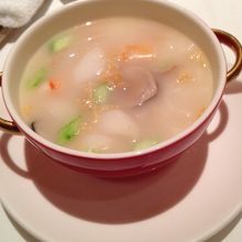 コース料理の海鮮スープの中にご飯が。美味しい
