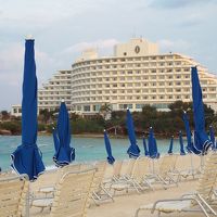 白い客船のような感じのするホテル