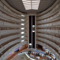 東西に向かい合って、曲線的に客室が配置されています