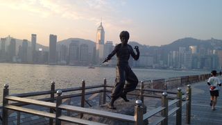 朝のアベニューは混雑もなくすがすがしい。