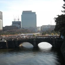 皇居側からの二重橋です。人がいっぱいです。