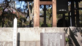 戦後に再建された立派な鐘が見られます