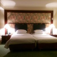 最初ベッドが離れていたのを係を呼んでくっつけてもらいました