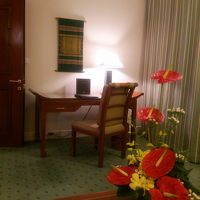 ソファーから見たデスク。電源はデスク周りに集中しています