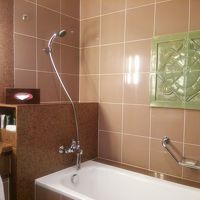 バスタブ。シャワーカーテンはない。壁にカメのパネル飾りが。