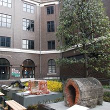 中庭の展示物、建物は横浜都市発展記念館のある歴史的建物