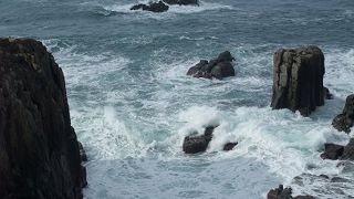 白波洗う柱状節理