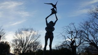 ブロンズ像「渚」というモニュメント