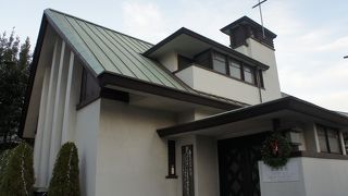 内部の十字架のモニュメントが有名