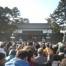 二重橋を渡って皇居にに入場です。