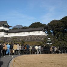 皇居の入って、長和殿前広場に向かいます。