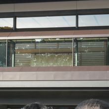 長和殿前でお出ましを待ちます。