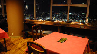 煌めく夜景を見ながら過ごせるレストラン