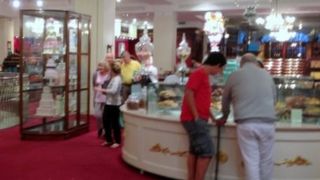 瀟洒なティールームでアフタヌーンティー