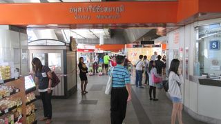 アヌサーワリーチャイサモーラプーム駅