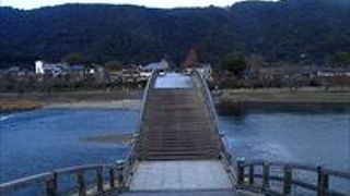 山口県岩国市の錦川に架橋された木造のアーチ橋で、日本三名橋のひとつです。