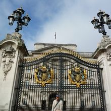 正門の立派なエンブレム