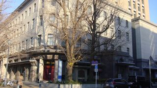 横浜公園に向かってやや下り坂