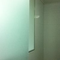 部屋の中はきれいなすりガラスでとても明るくより広く感じます。