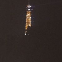 部屋から見たエッフェル塔シャンパンフラッシュ