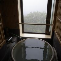 外はガスっていますが目の前は山です。紅葉の時期は奇麗そうです