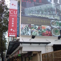 ホテルを出ると、飲食店と夜市。