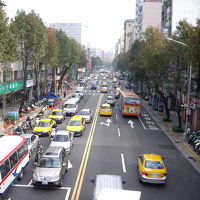 目の前を行き交う車の波。