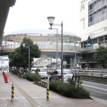 西宮北口駅方向。
