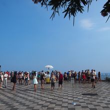 広々としたテラスのような広場